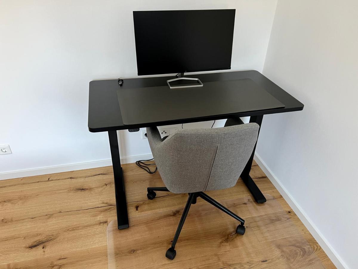 Apartment Workplace Apt/27inch Screen For 2 Or 4/kitchen