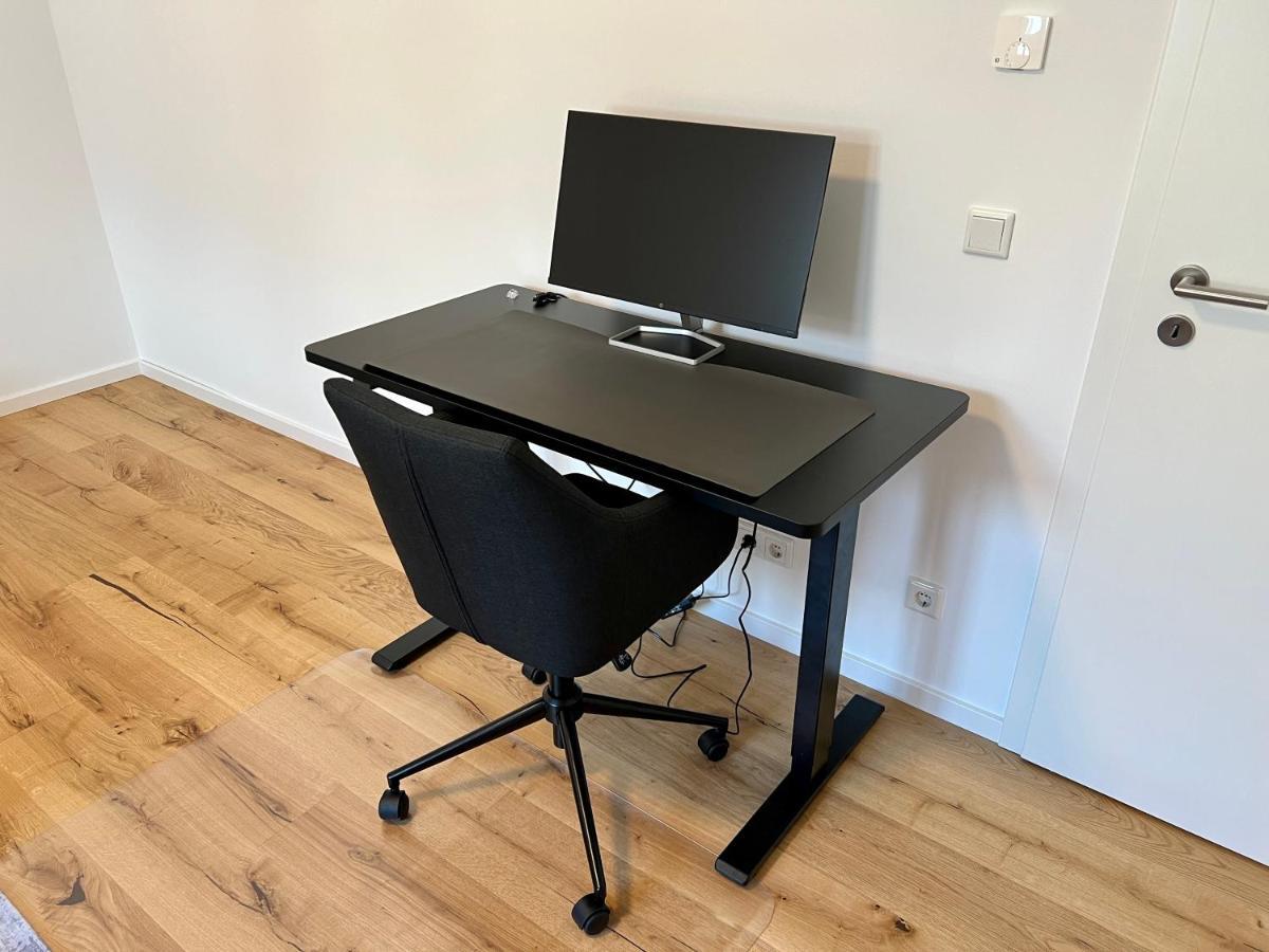 Workplace Apt/27inch Screen For 2 Or 4/kitchen